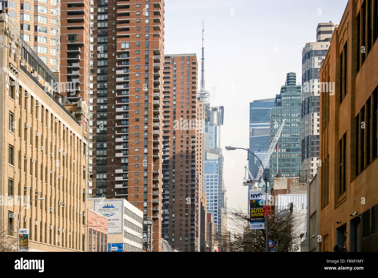 Oficinas y edificios residenciales, visto desde el oeste de la calle 42 en Midtown Manhattan Foto de stock