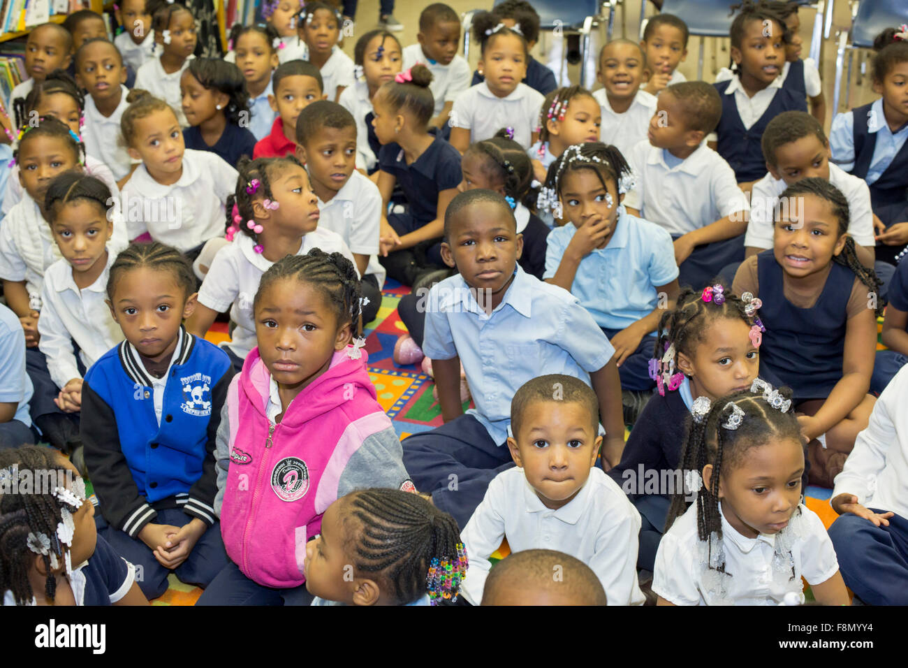 Detroit, Michigan - los niños en escuela primaria Dossin, parte de las escuelas públicas de Detroit. Foto de stock