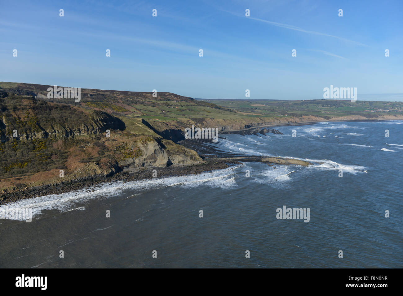 Una vista aérea de la costa, cerca de North Yorkshire Ravenscar y Pico Viejo Foto de stock