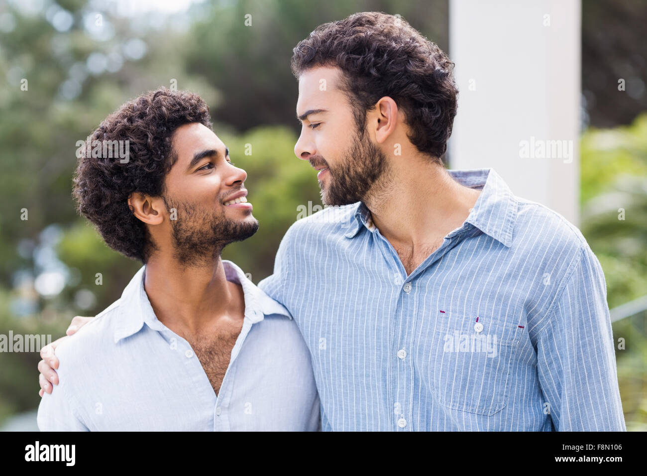 Sonriente pareja gay Foto de stock