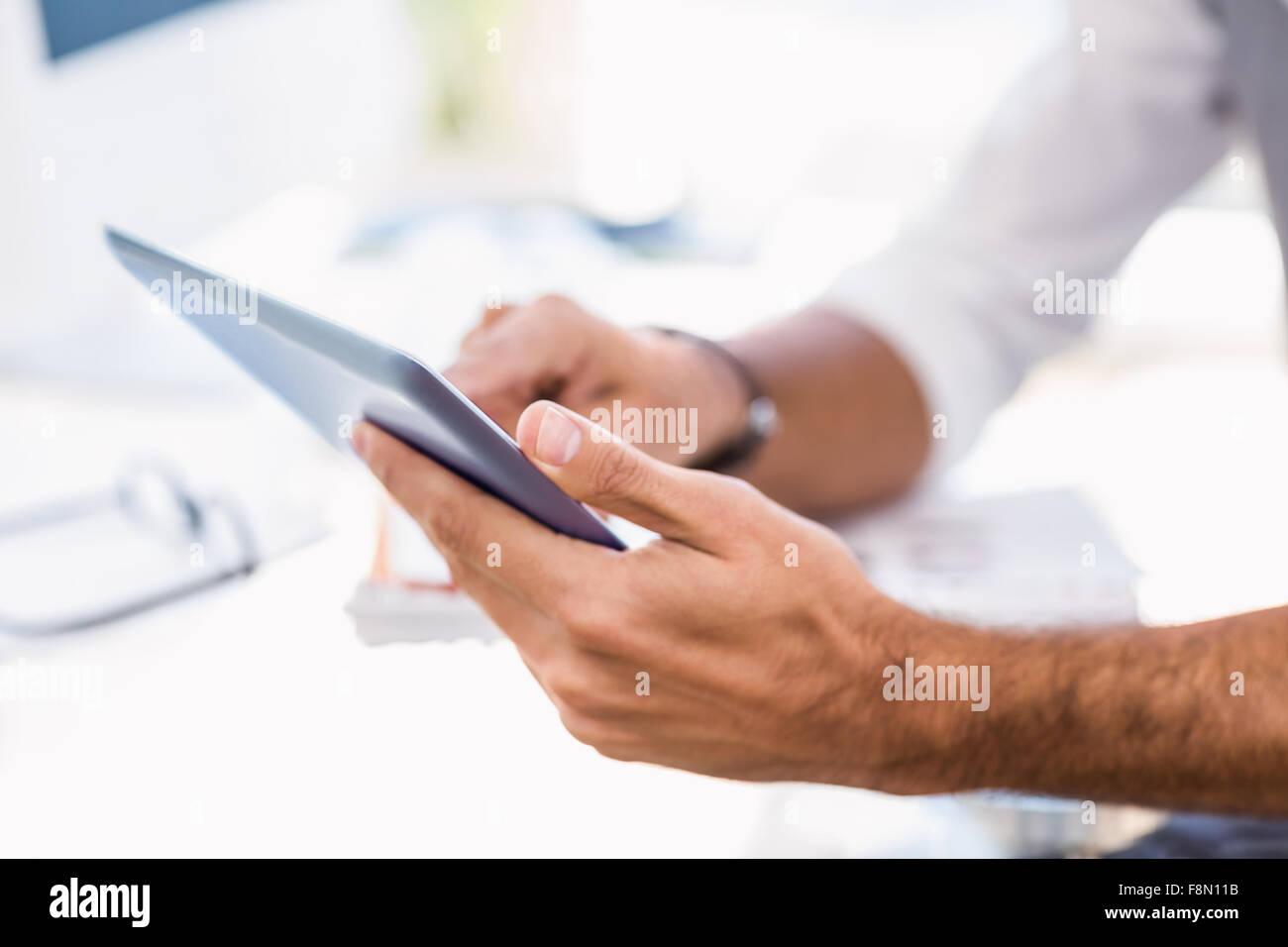 Cerca del hombre con tablet Foto de stock