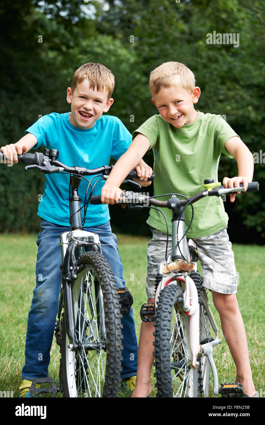 Dos chicos andando en bicicleta juntos Fotografía de stock - Alamy