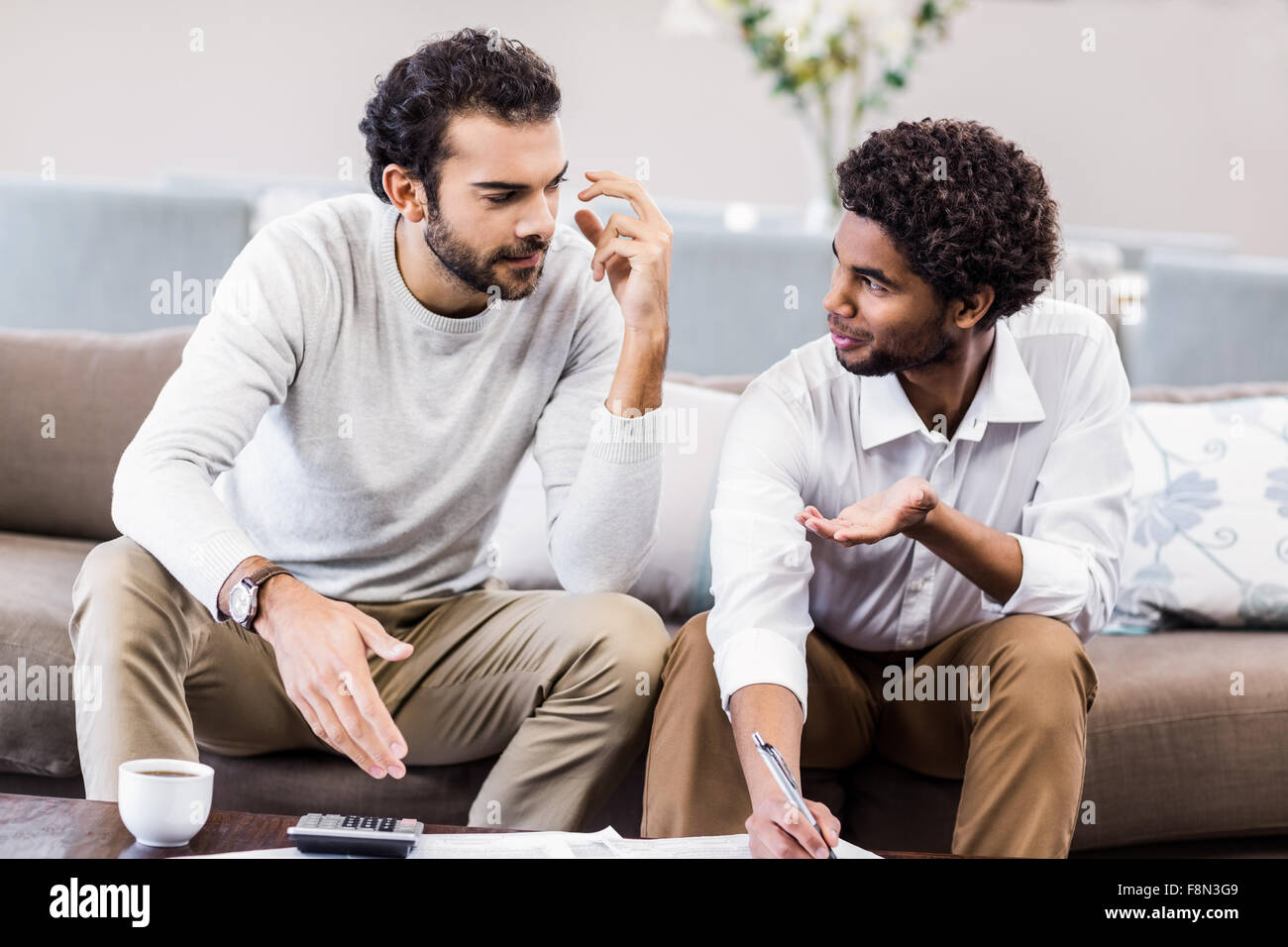 Una pareja gay pagar facturas Foto de stock