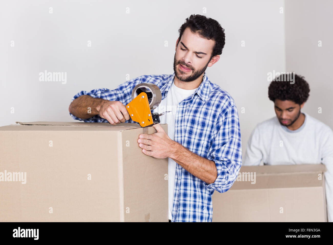 Una pareja gay de cierre y la celebración de grandes cajas Foto de stock