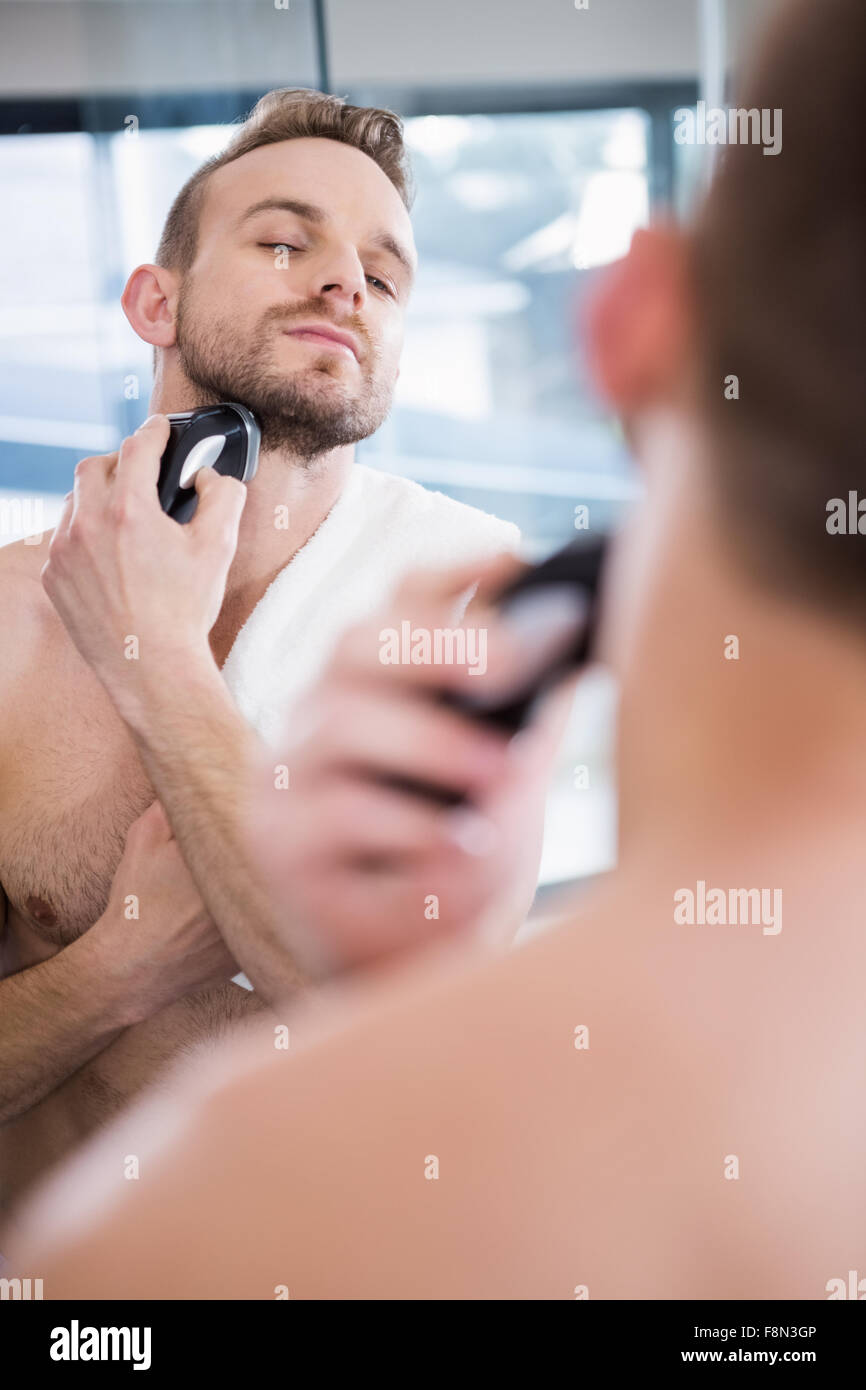 Guapo en espejo de afeitado Foto de stock