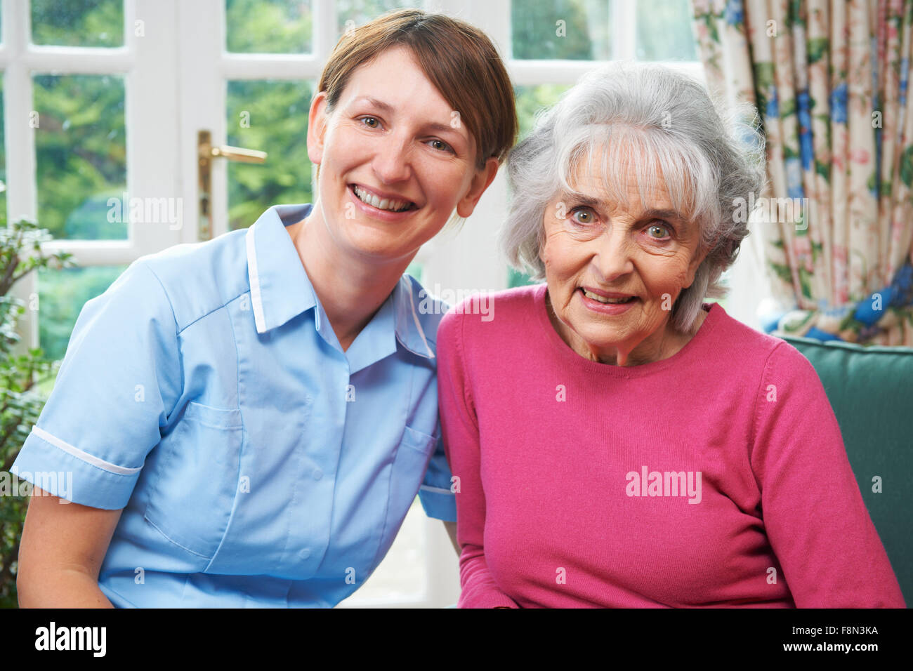 Mujer mayor conversando con el cuidador Foto de stock