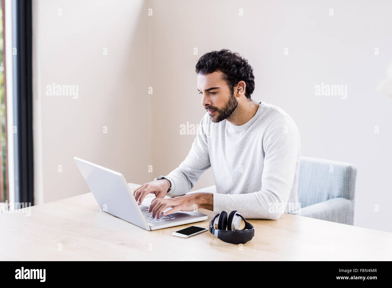 Hombre trabajando en su portátil. Foto de stock