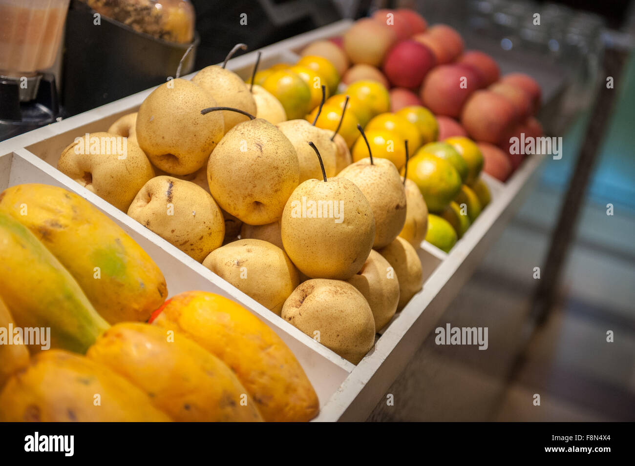 Coloridos frutos en el stand en el mercado Foto de stock