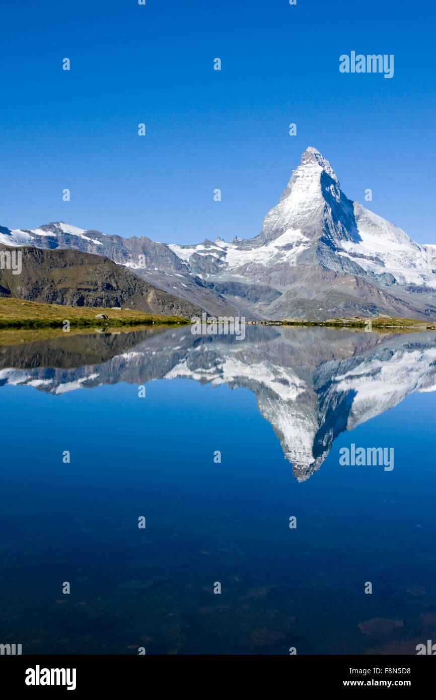 El famoso Matterhorn reflejado en la Stelisee Foto de stock