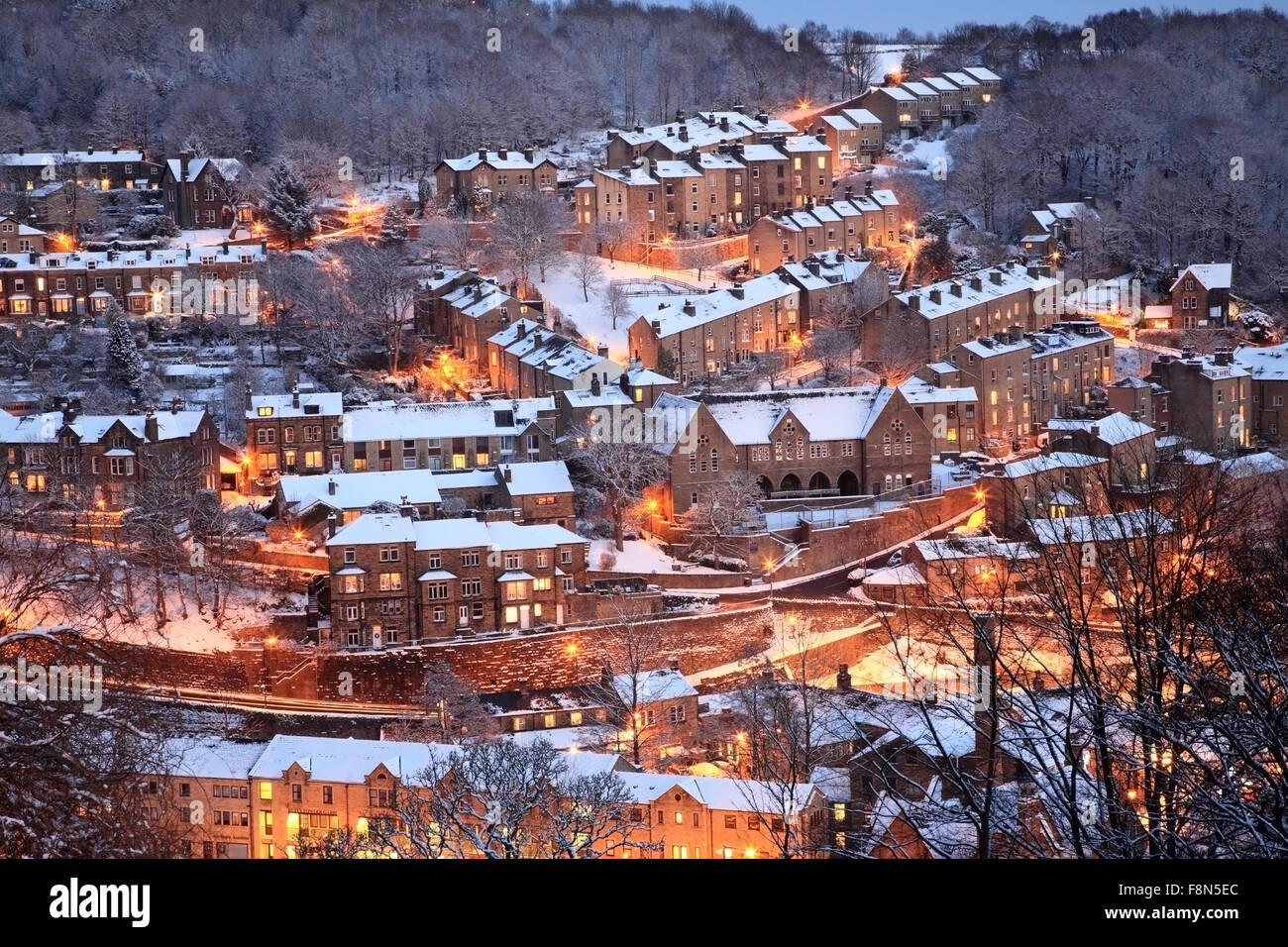 Una noche de invierno en Hebden Bridge, West Yorkshire, Inglaterra Foto de stock