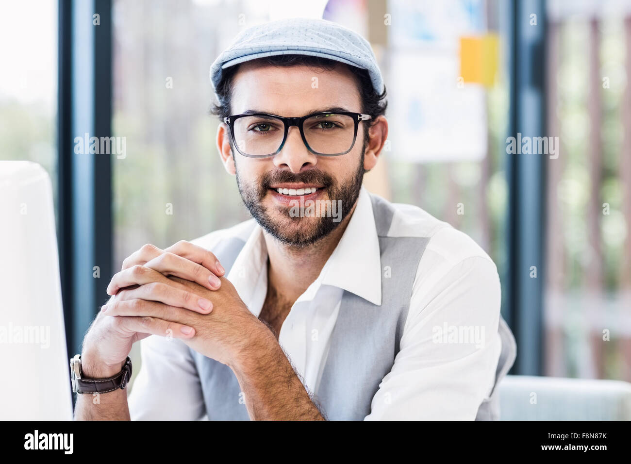 Hombre sonriente posando para la cámara Foto de stock