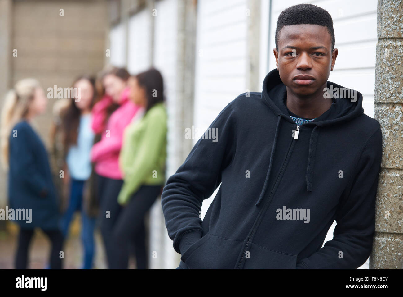 Pandillas de adolescentes colgando en entorno urbano. Foto de stock