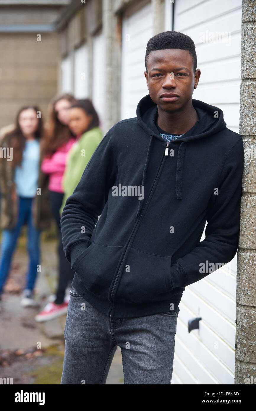 Pandillas de adolescentes colgando en entorno urbano. Foto de stock