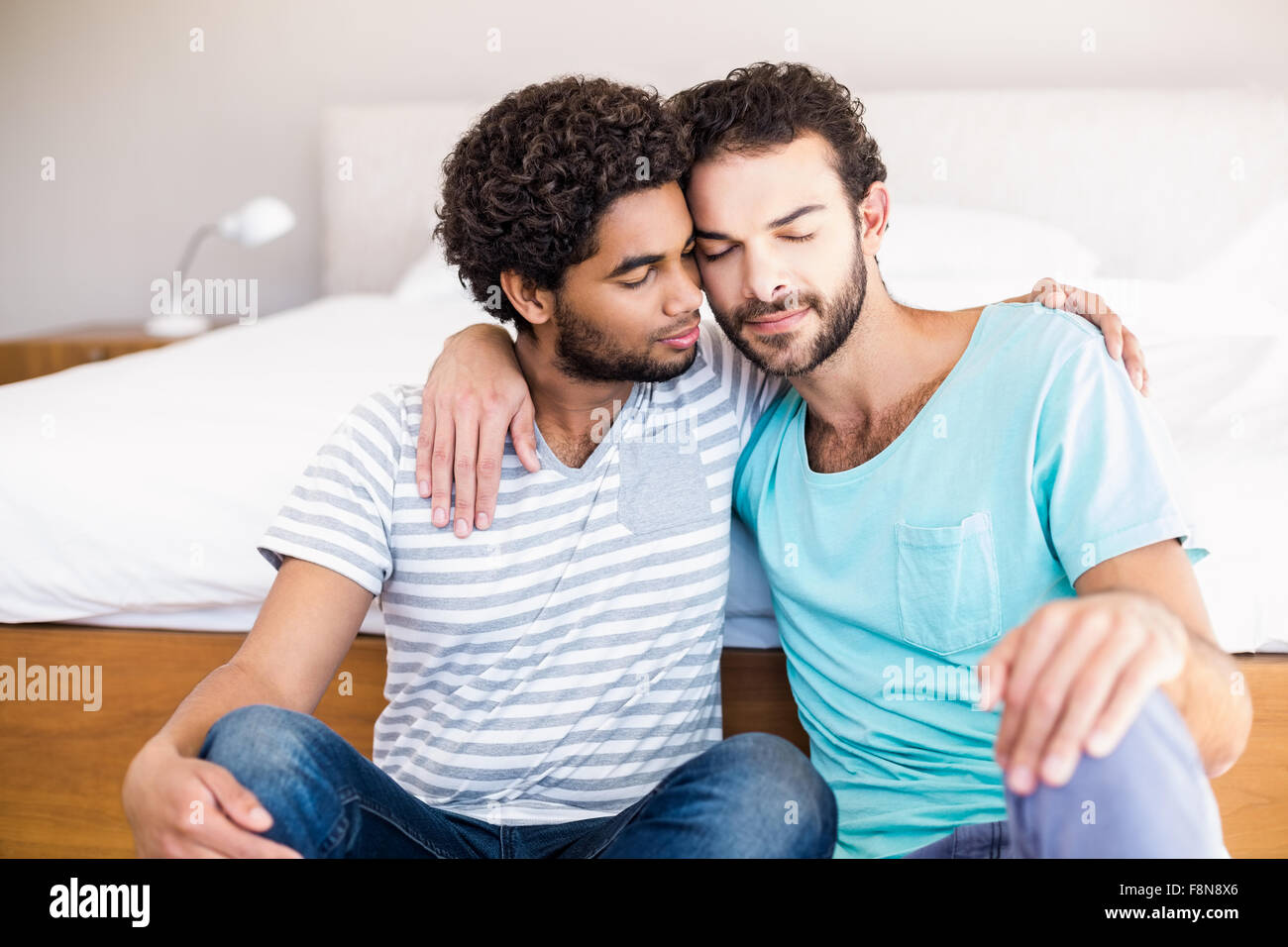 Feliz pareja gay sentados en el suelo Fotografía de stock Alamy