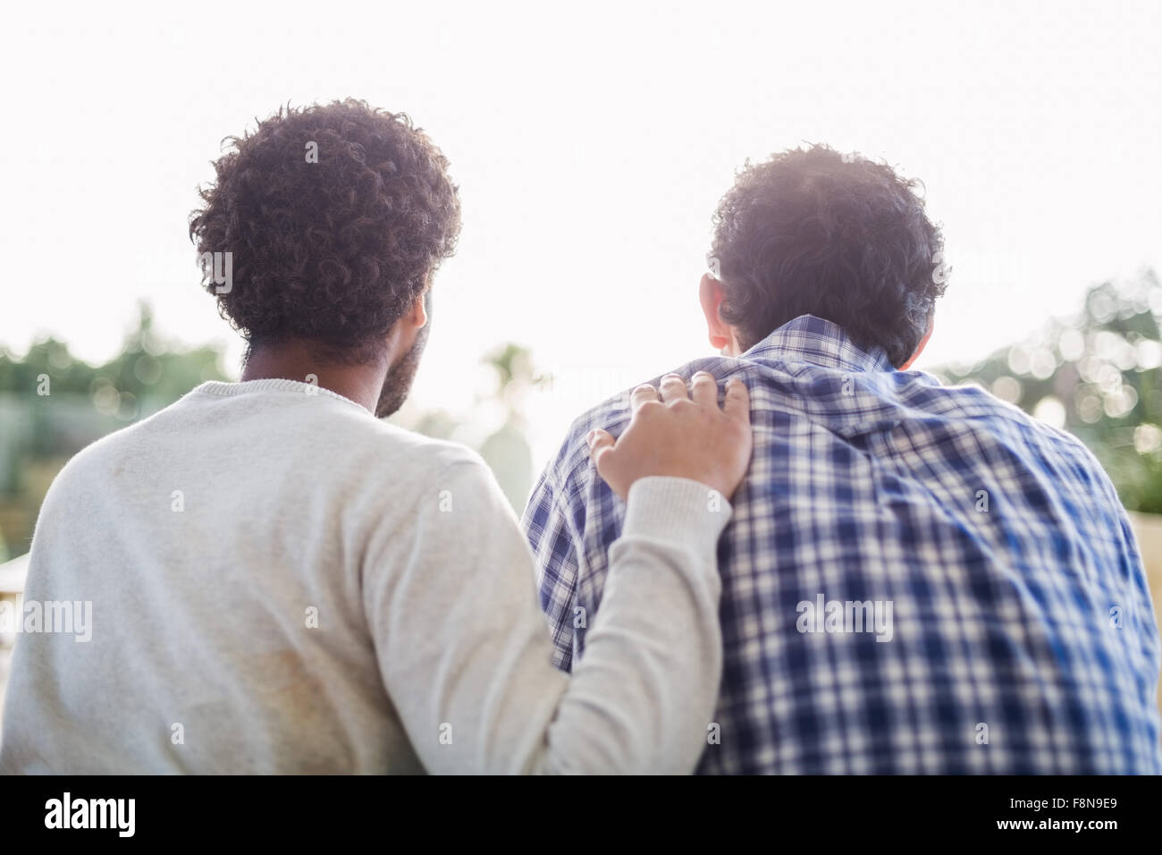 Pareja homosexual sentado en la terraza Foto de stock