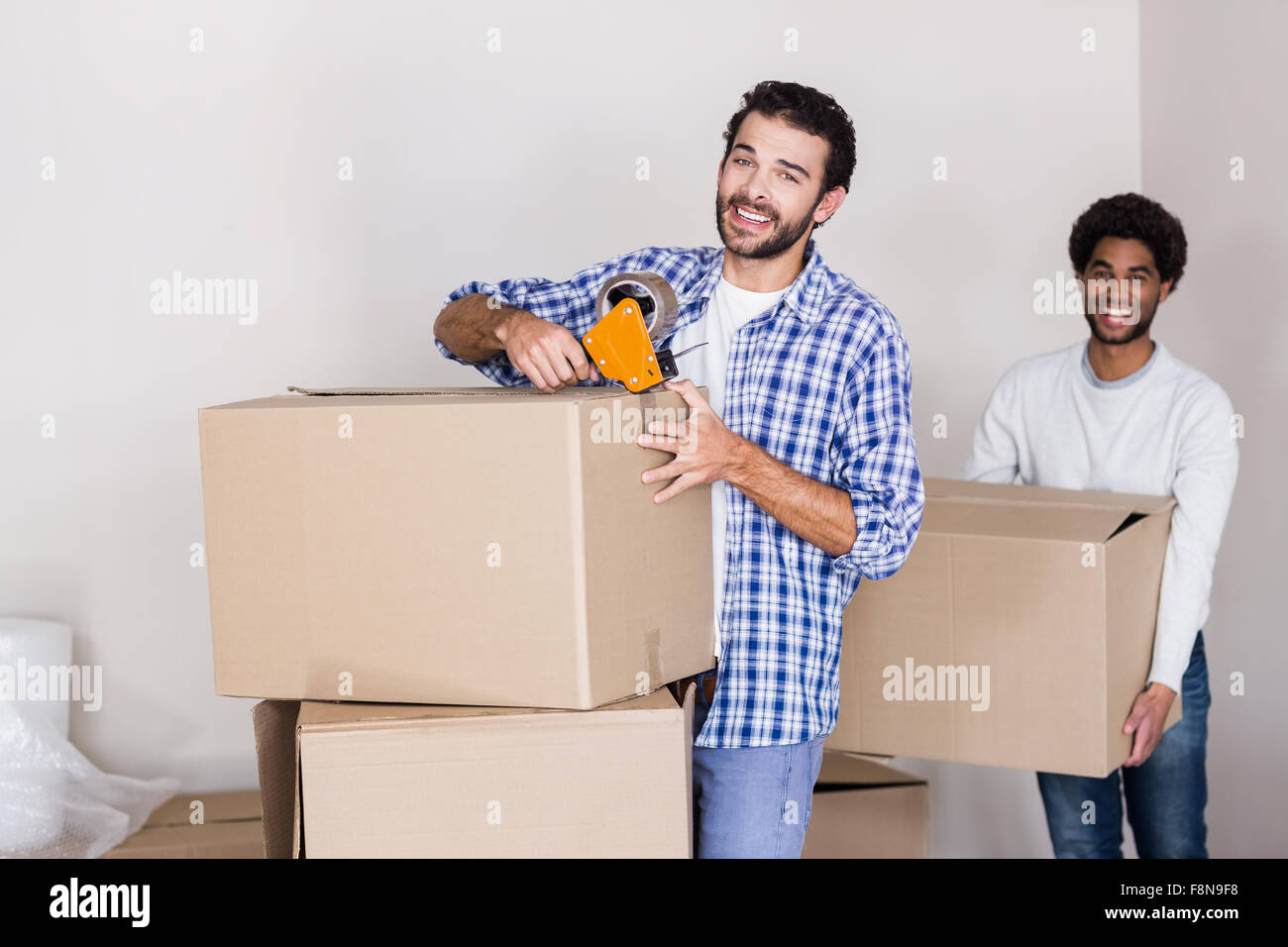 Feliz pareja gay cerrando y celebrar grandes cajas Foto de stock