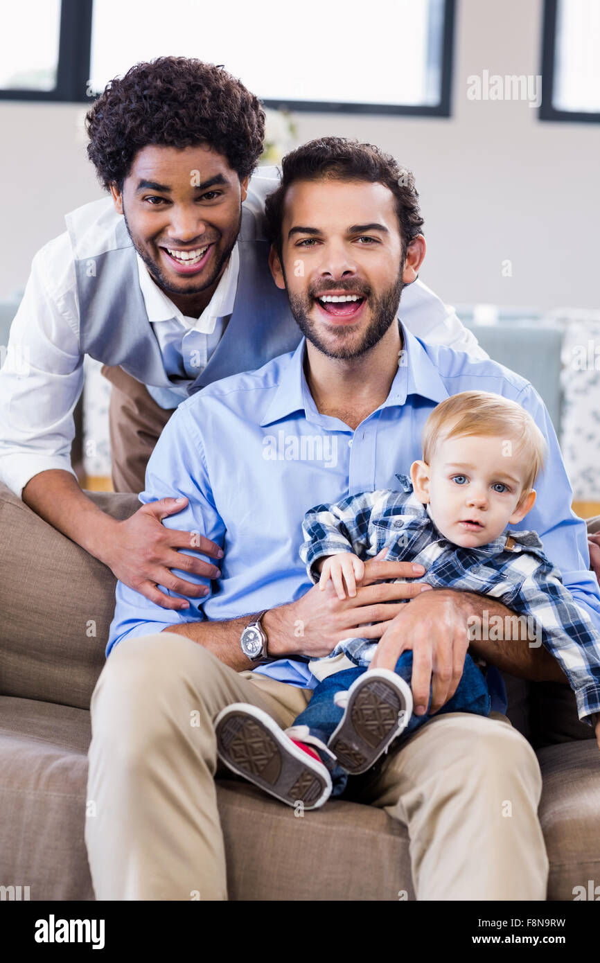 Feliz pareja gay con un niño Foto de stock