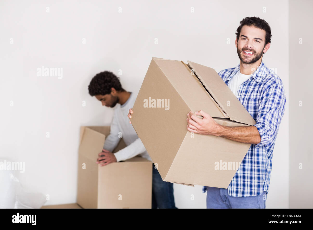 Feliz pareja gay celebrar grandes cajas Foto de stock