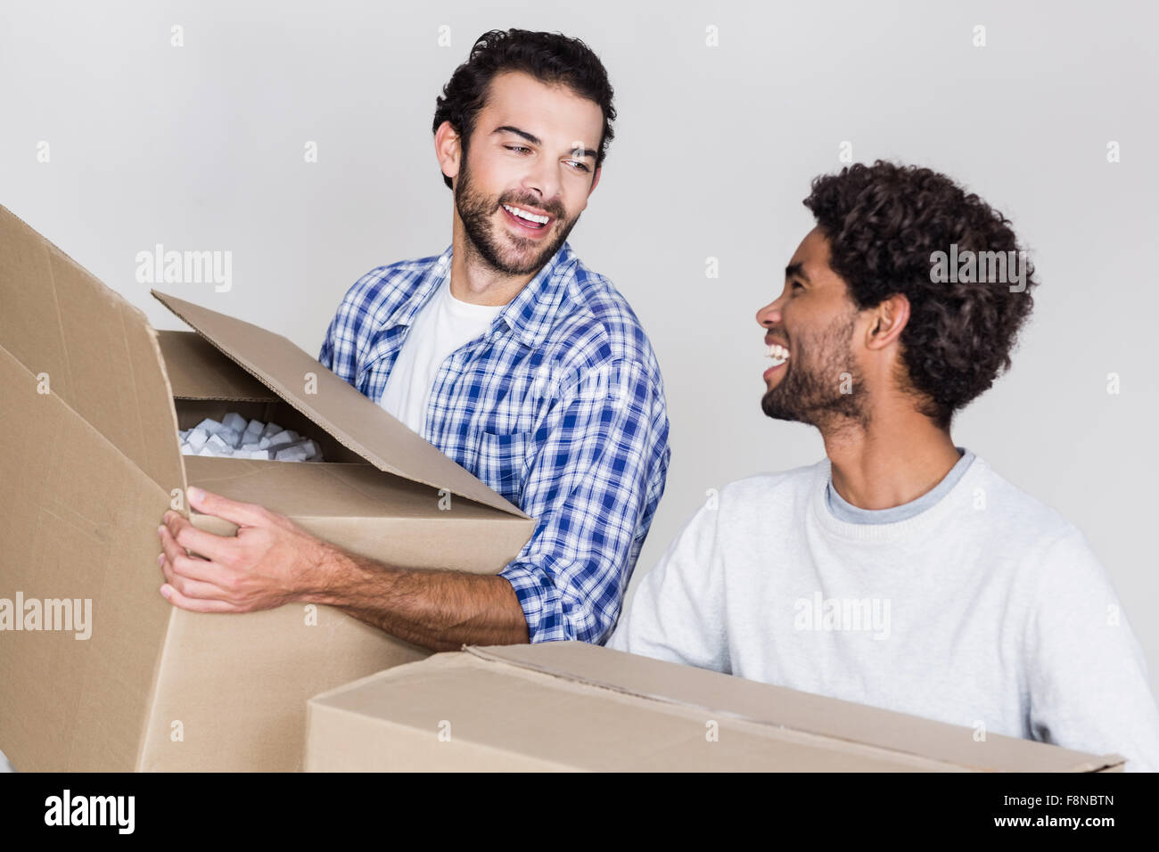 Feliz pareja gay celebrar grandes cajas Foto de stock