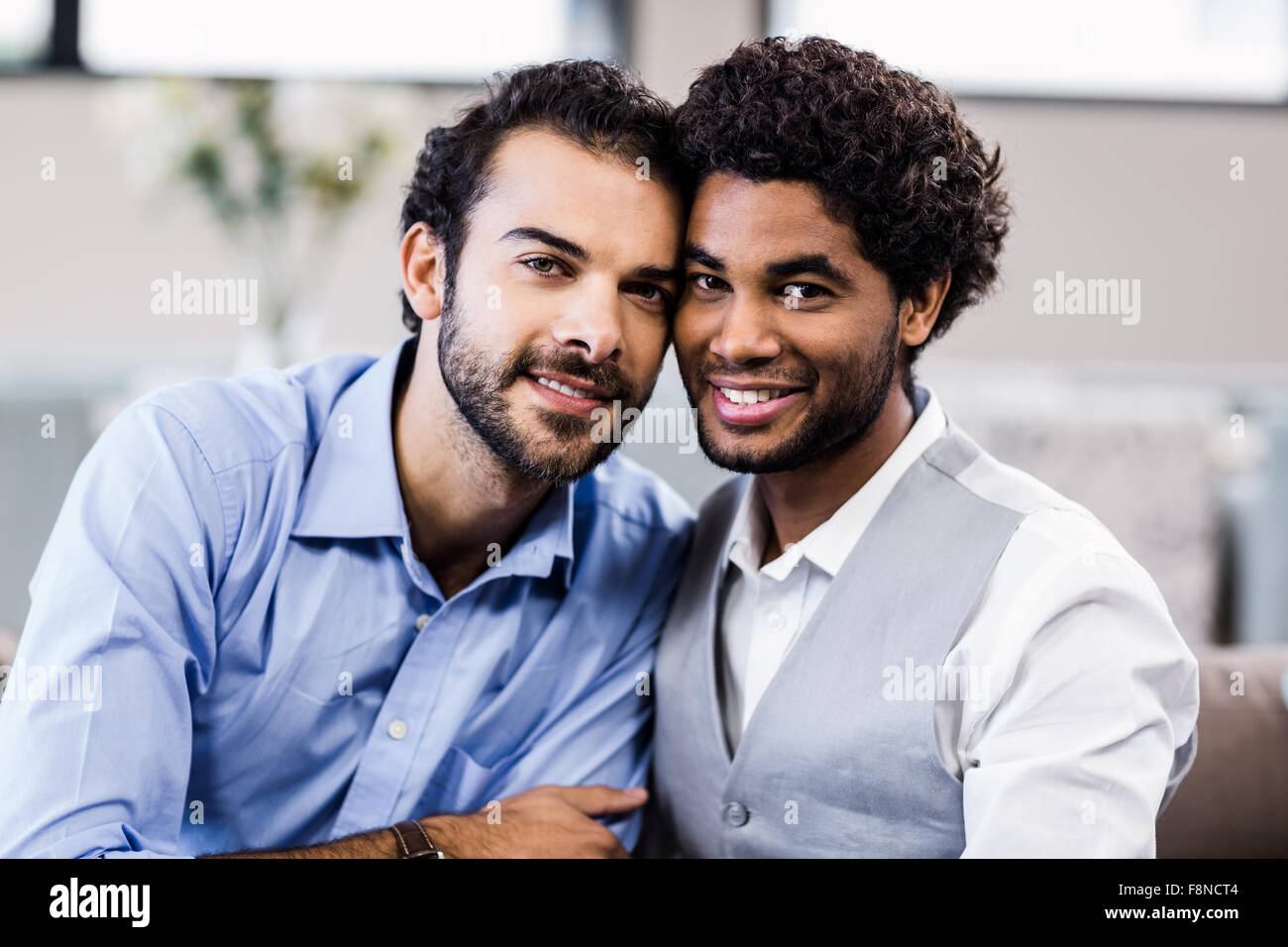 Feliz pareja gay posando para la cámara Foto de stock