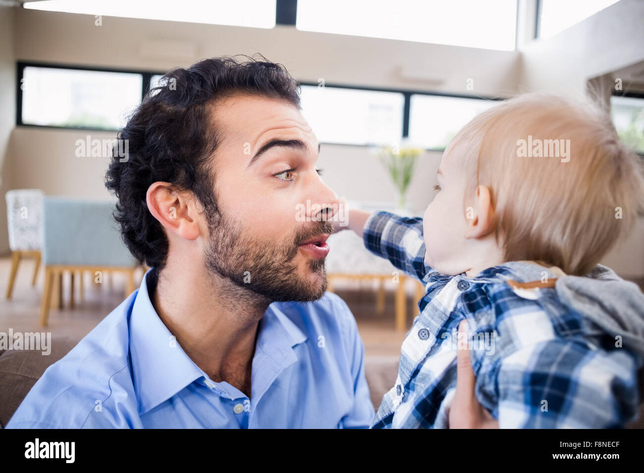 Guapo con niño Foto de stock