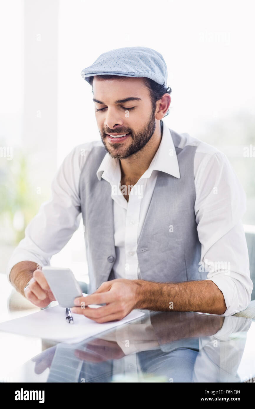 Hombre sonriente utilizando el smartphone Foto de stock