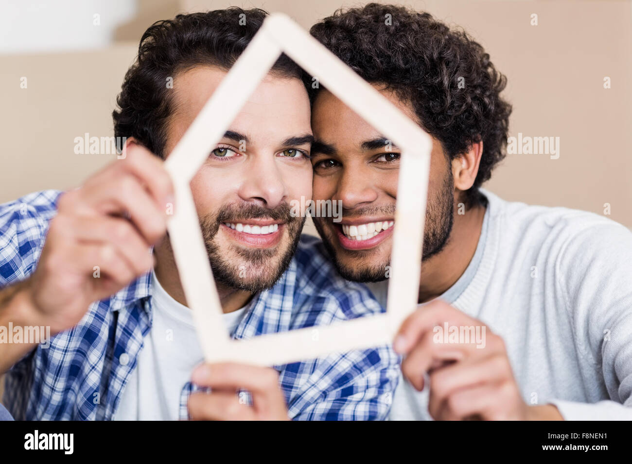 Feliz pareja gay celebración casa presentacion Foto de stock
