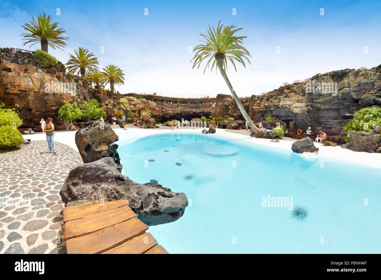 Isla de Lanzarote, azul piscina en Jameos del Aqua, España, Islas Canarias Foto de stock