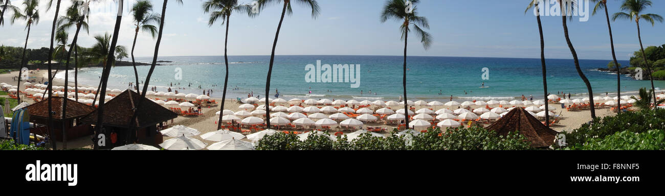 Vista panorámica de playa y sombrillas en la Isla Grande de Hawai Kona Coast Islas Hawaianas EE.UU. Foto de stock