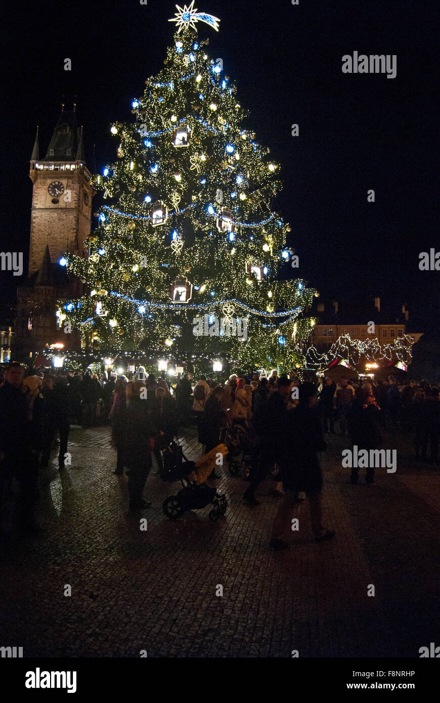 X-mas tree en la plaza Staromestske namesti nigh Praha Foto de stock