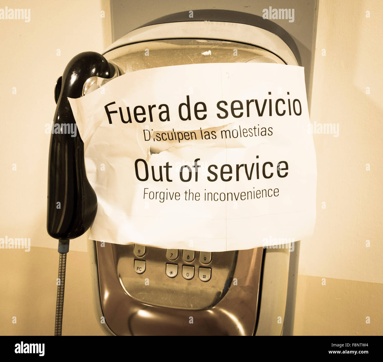 Fuera De Servicio Firmar En Ingles Y Espanol Sobre El Telefono Publico En Espana Fotografia De Stock Alamy