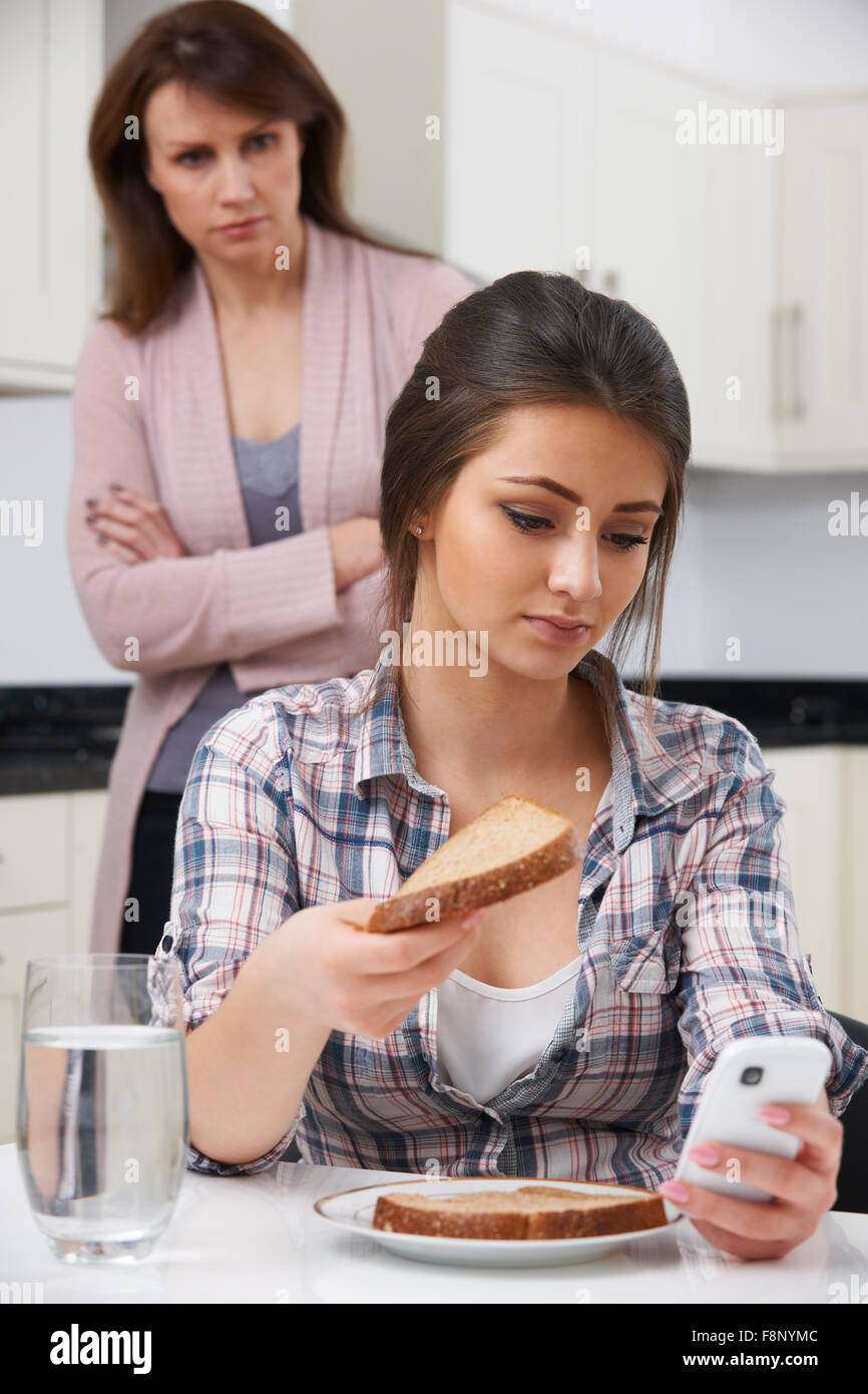 Madre preocupada por la dieta de su hija adolescente Foto de stock