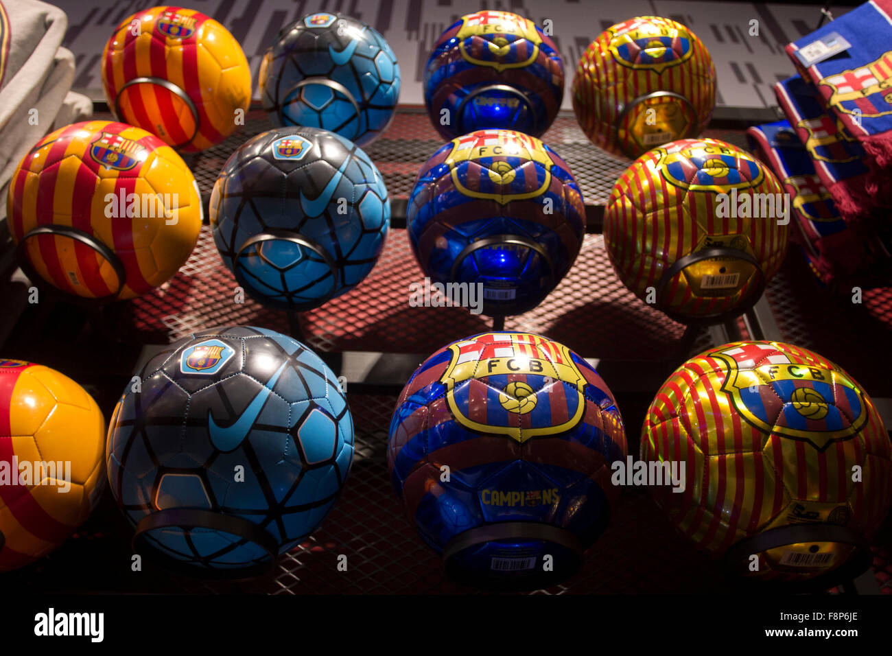 Ciudad de México, México. 10 de diciembre de 2015. Balones de fútbol del FC  Barcelona están a la venta durante la inauguración de la tienda oficial del  FC Barcelona en la Ciudad