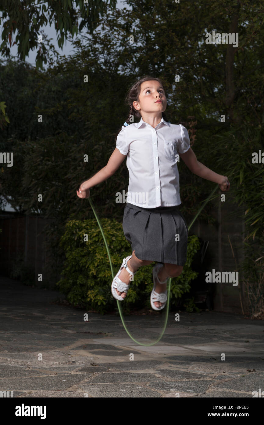 Niña de 8 años, con una cuerda para saltar a la comba Fotografía de stock -  Alamy