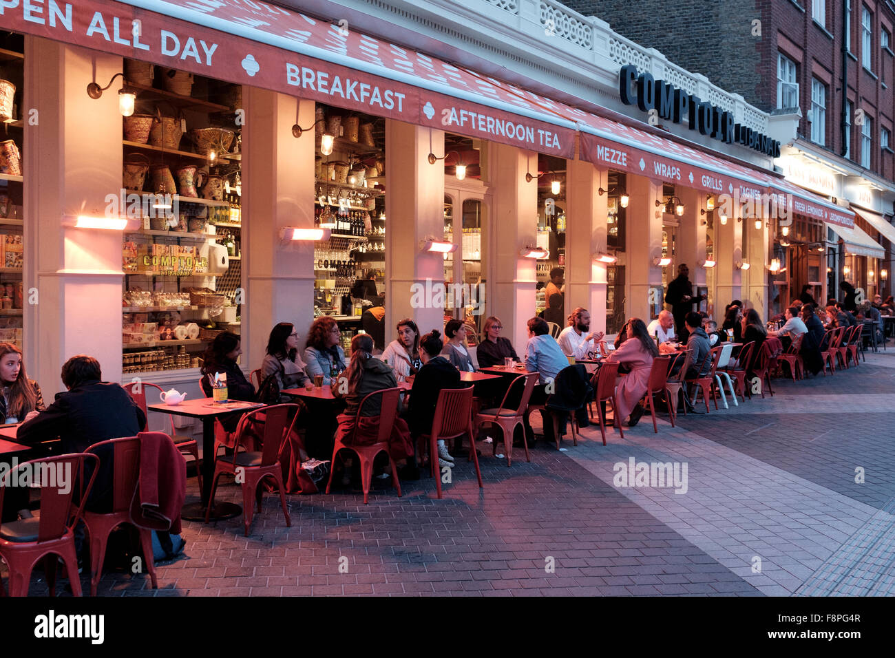 Café al aire libre en Exhibition Road, South Kensington, London, UK Foto de stock