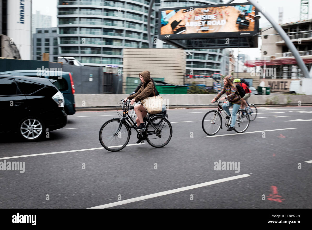 Los ciclistas la aceleración en la concurrida carretera de Londres,Old Street,Rotonda,Londres,Inglaterra Foto de stock