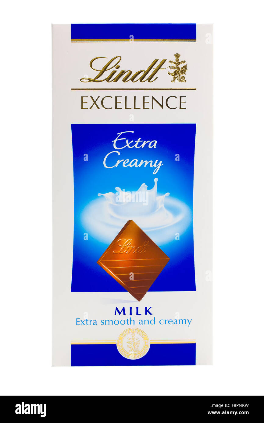 Barra de excelencia Lindt Chocolate con leche cremoso Extra sobre un fondo blanco. Foto de stock