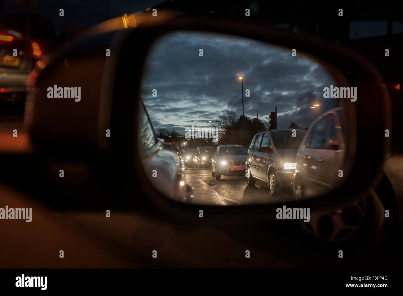 Espejo retrovisor-tráfico pesado en M25,Londres,Inglaterra Foto de stock