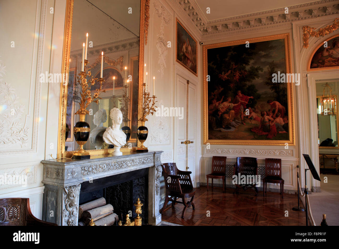 Muebles y decoraciones del Petit Trianon, Marie Antoinette en la residencia  privada de los jardines del Palacio de Versailles Fotografía de stock -  Alamy