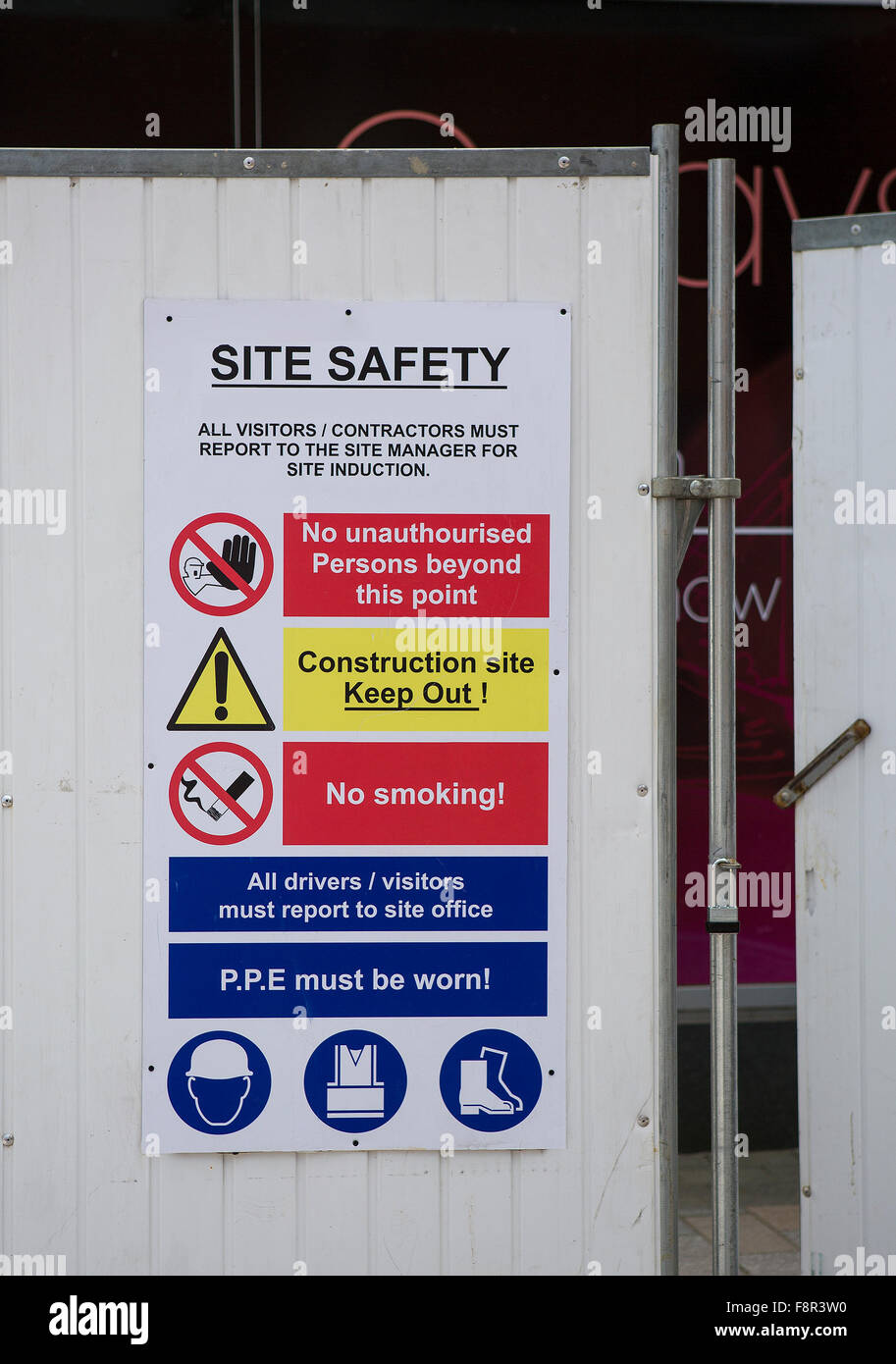 Sitio de construcción, entrada a un sitio de construcción con avisos de seguridad y salud Foto de stock