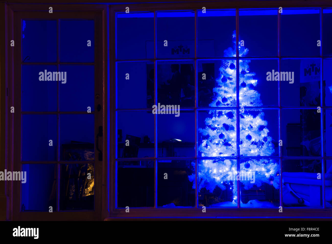 Árbol de Navidad azul shop ventana de visualización. Broadway, Cotswolds, Worcestershire, Inglaterra Foto de stock