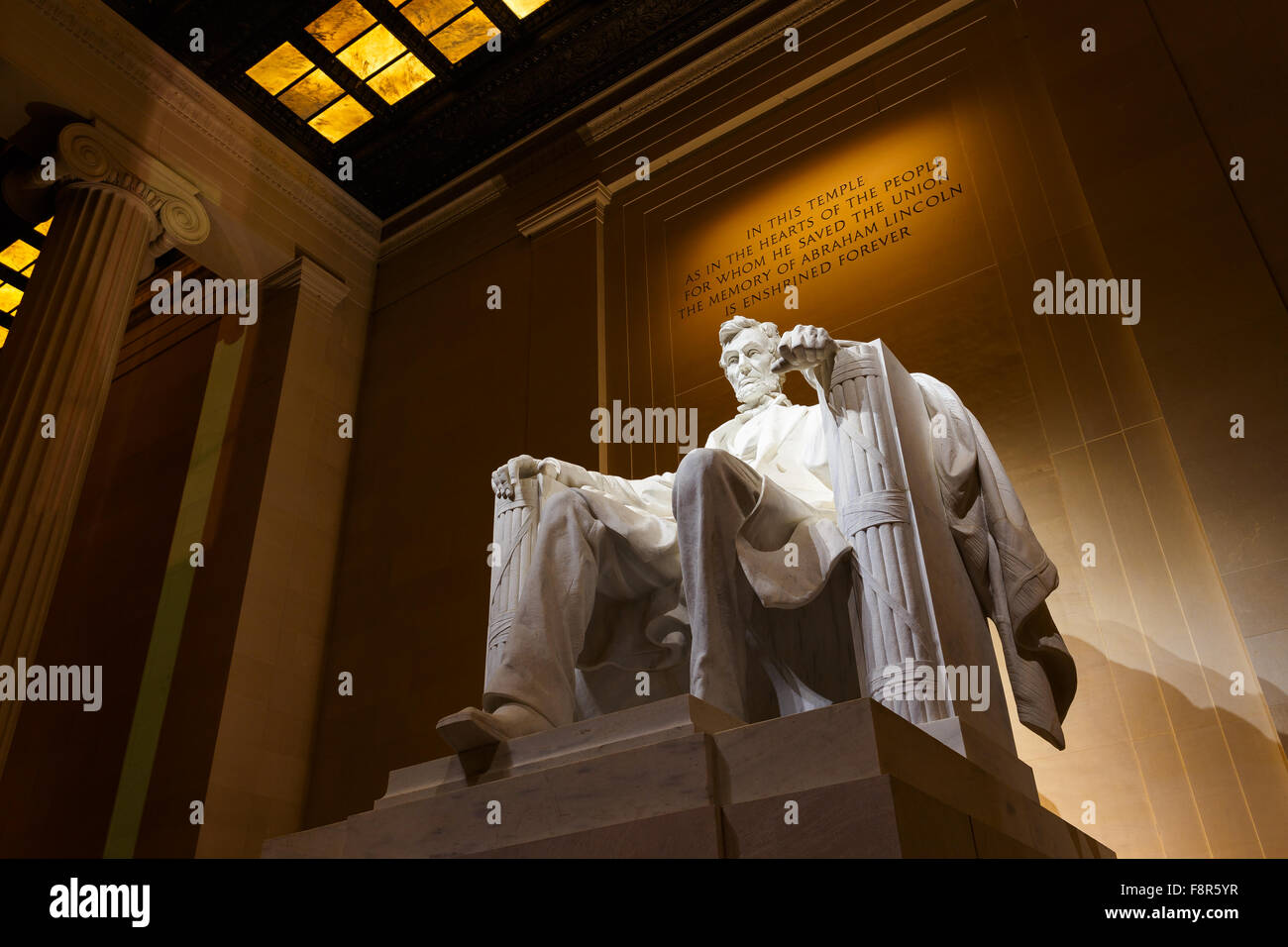 Lincoln Memorial iluminado en la noche en Washington D.C. Foto de stock