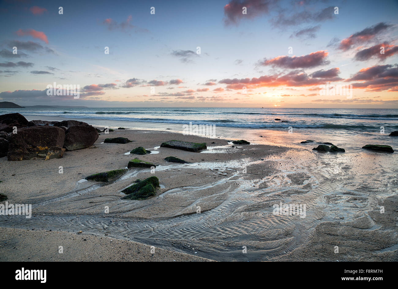 Amanecer sobre la playa de Pentewan en la costa sur de Cornualles Foto de stock