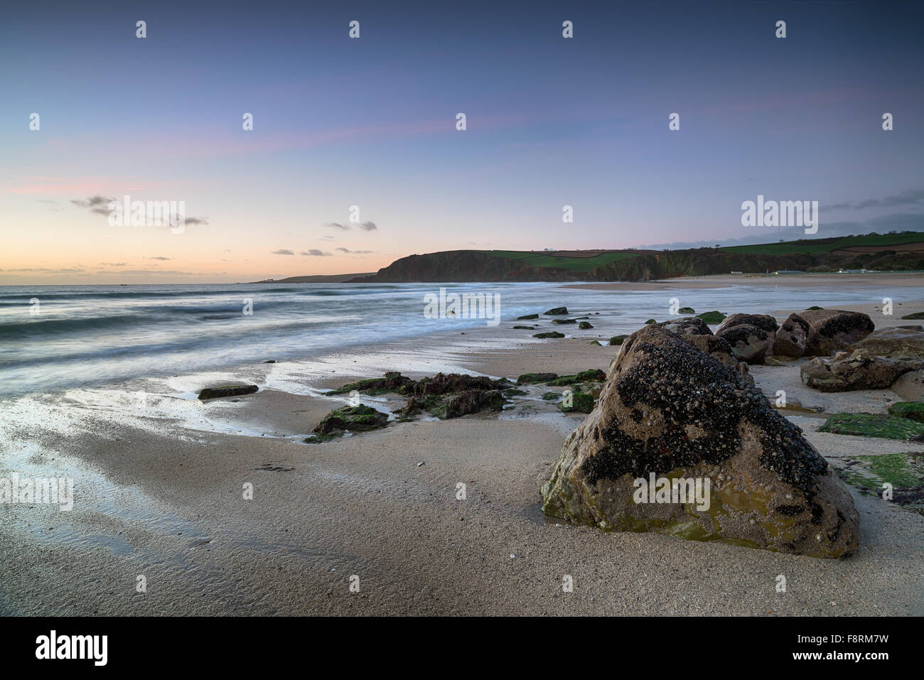 Amanecer en Pentewan beach, en la costa sur de Cornualles Foto de stock