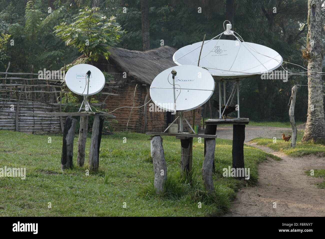 Las antenas parabólicas, Matamba-Solo, en la provincia de Bandundu, Congo-Brazzaville Foto de stock
