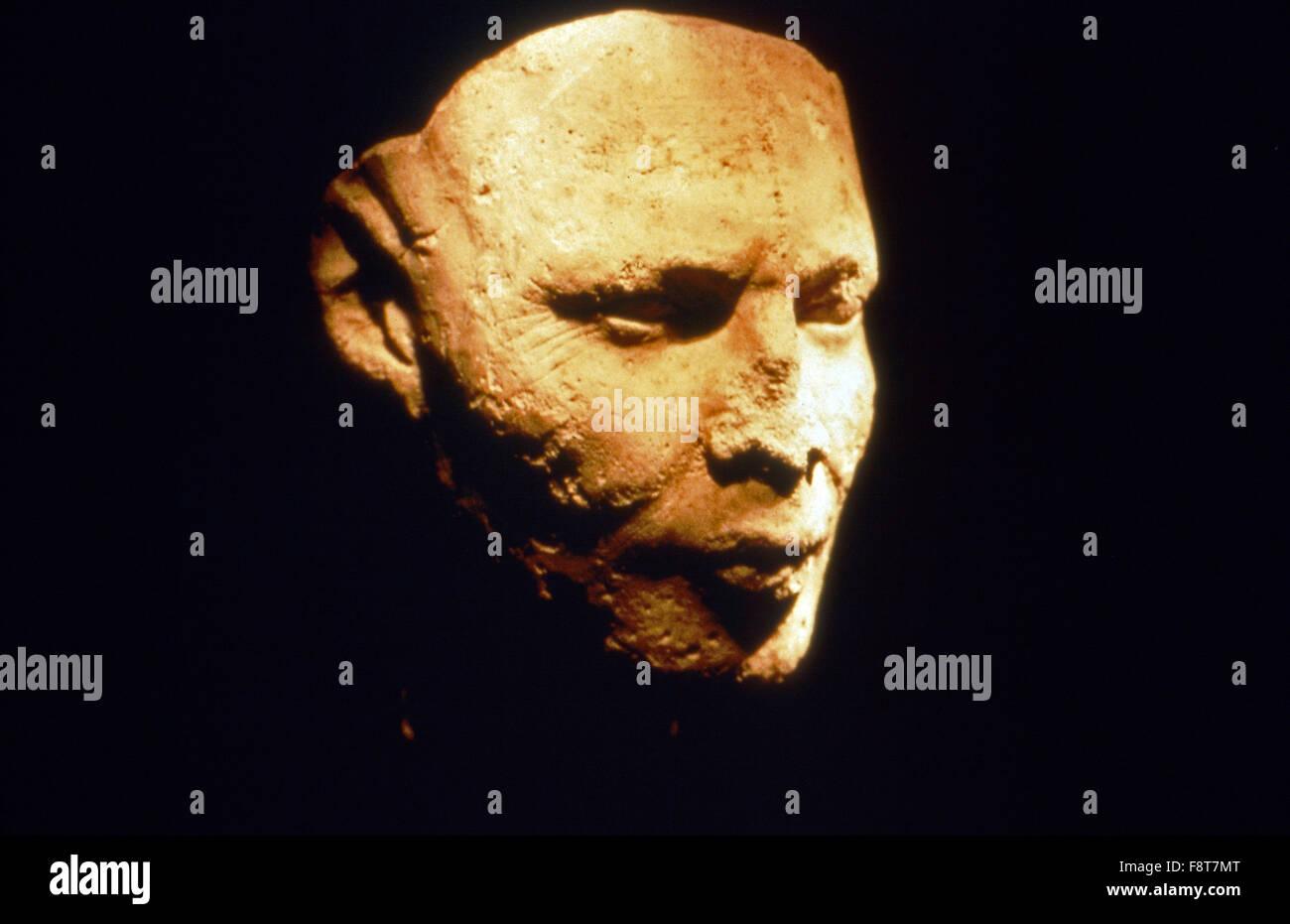 La gran egipcios, Dokumentationsserie, EE.UU. de 1998, la moderación: Dr. Bob Brier, Folge: Akhenaton - El Faraón rebelde, Maske des Eje im Ägyptischen Museum en Kairo. Foto de stock