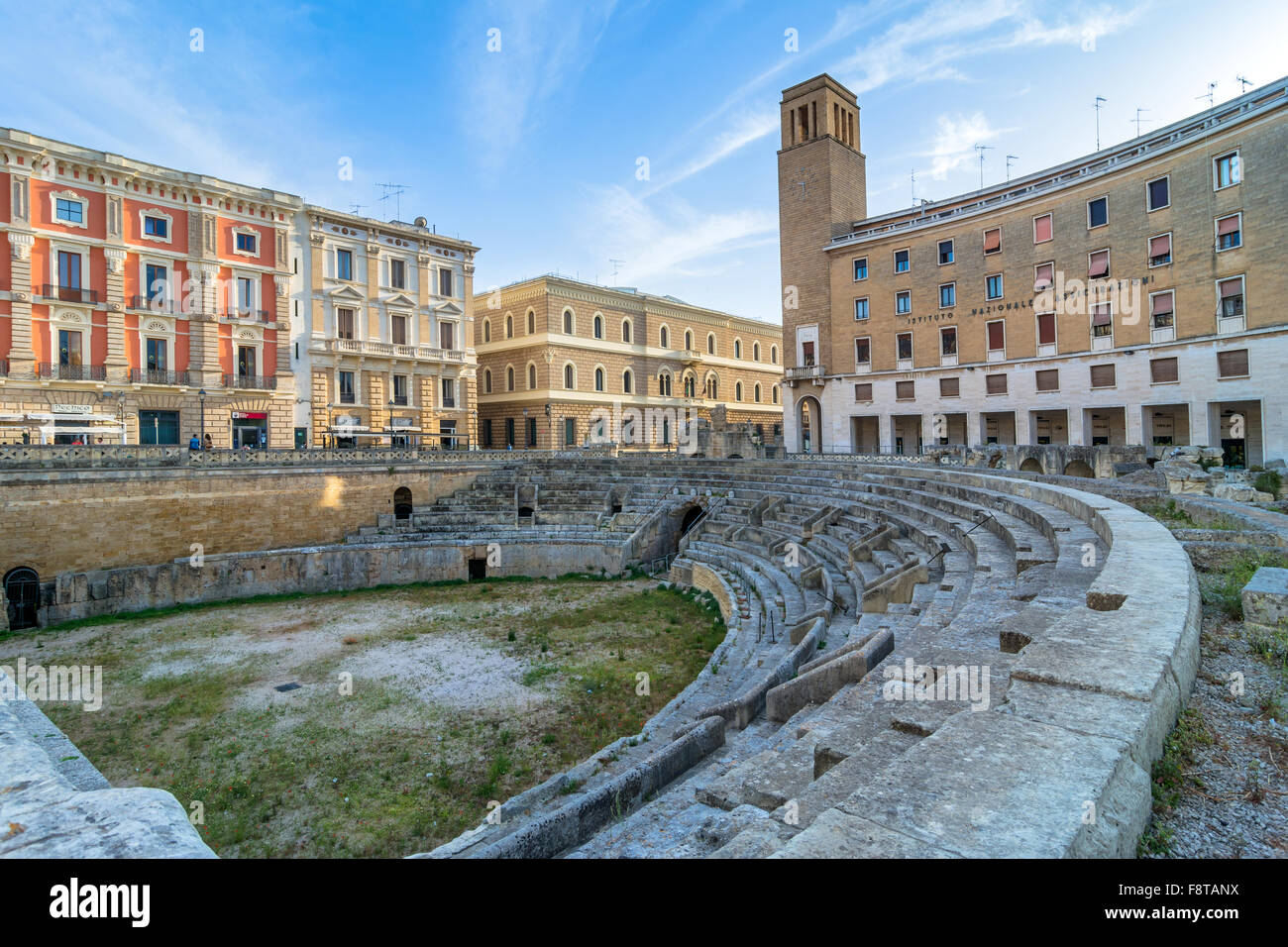 Vista de la calle del anfiteatro romano en la plaza de San Oronzo en Lecce, Italia. Foto de stock