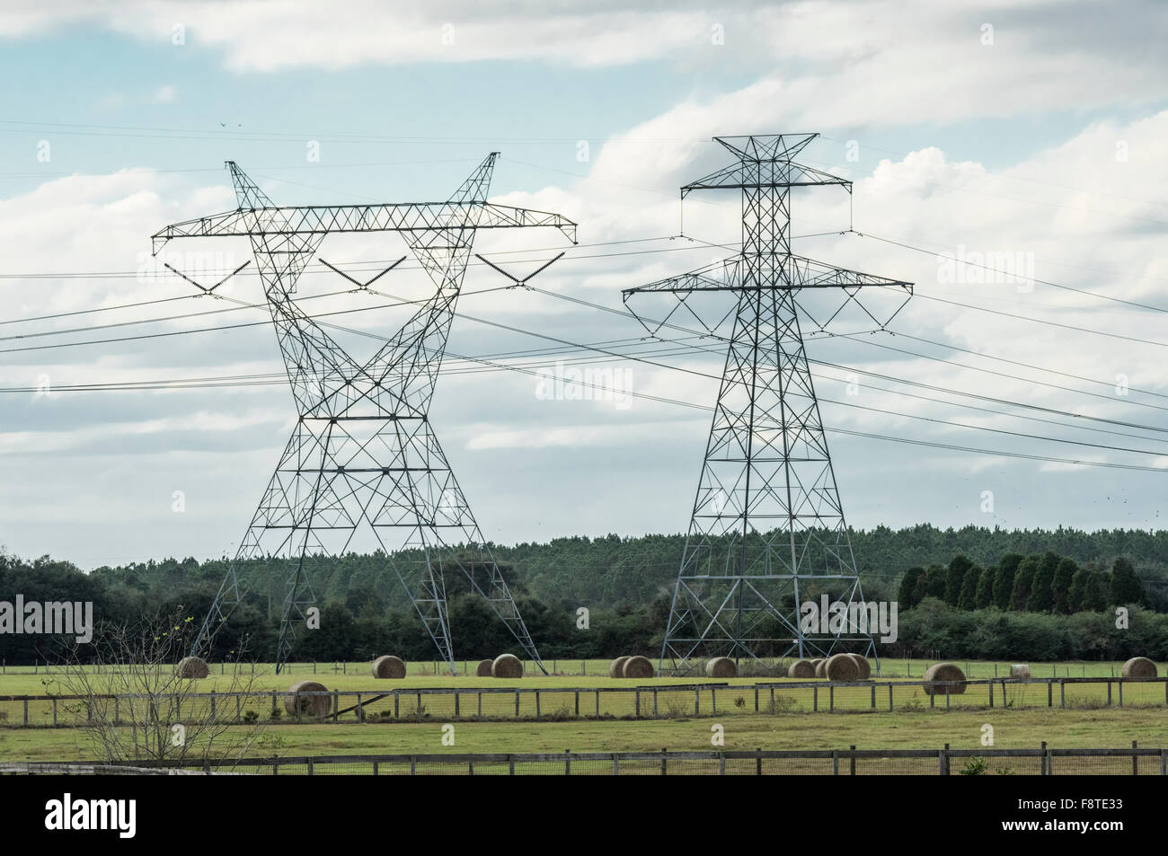 Sobrecarga de líneas eléctricas rurales Foto de stock