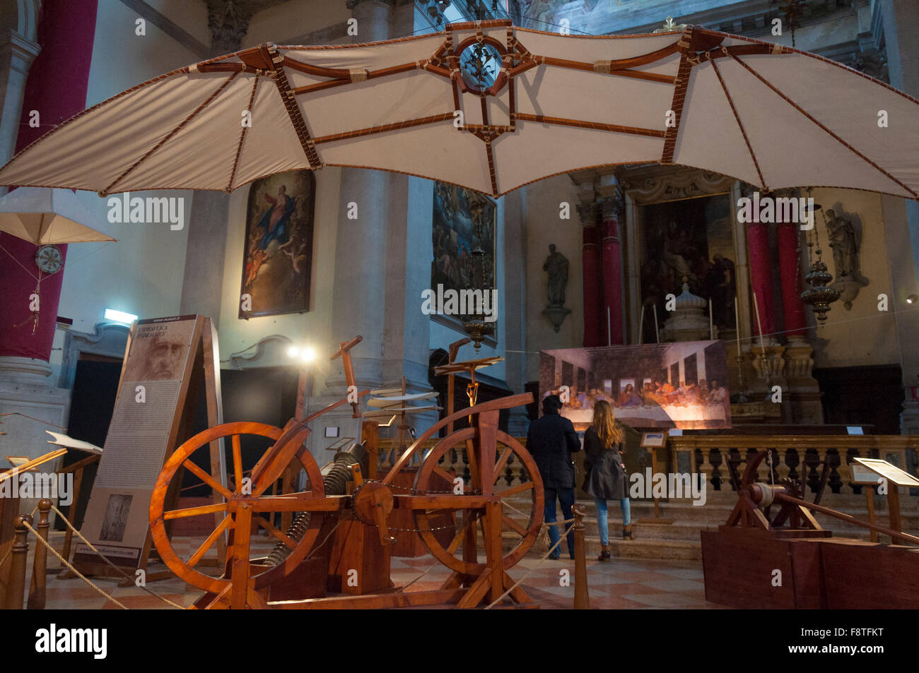 Exposición de máquinas de Da Vinci, la bicicleta se muestra aquí, en Venecia, Italia Foto de stock