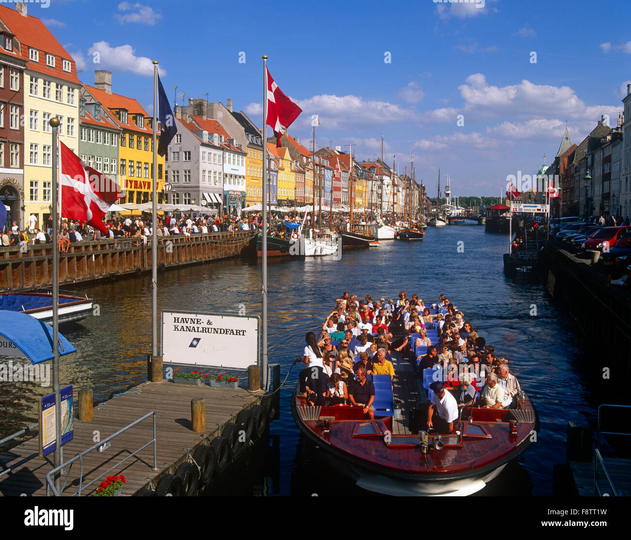 Los turistas de barco de recreo, Nyhavn, Copenhague, Dinamarca Foto de stock